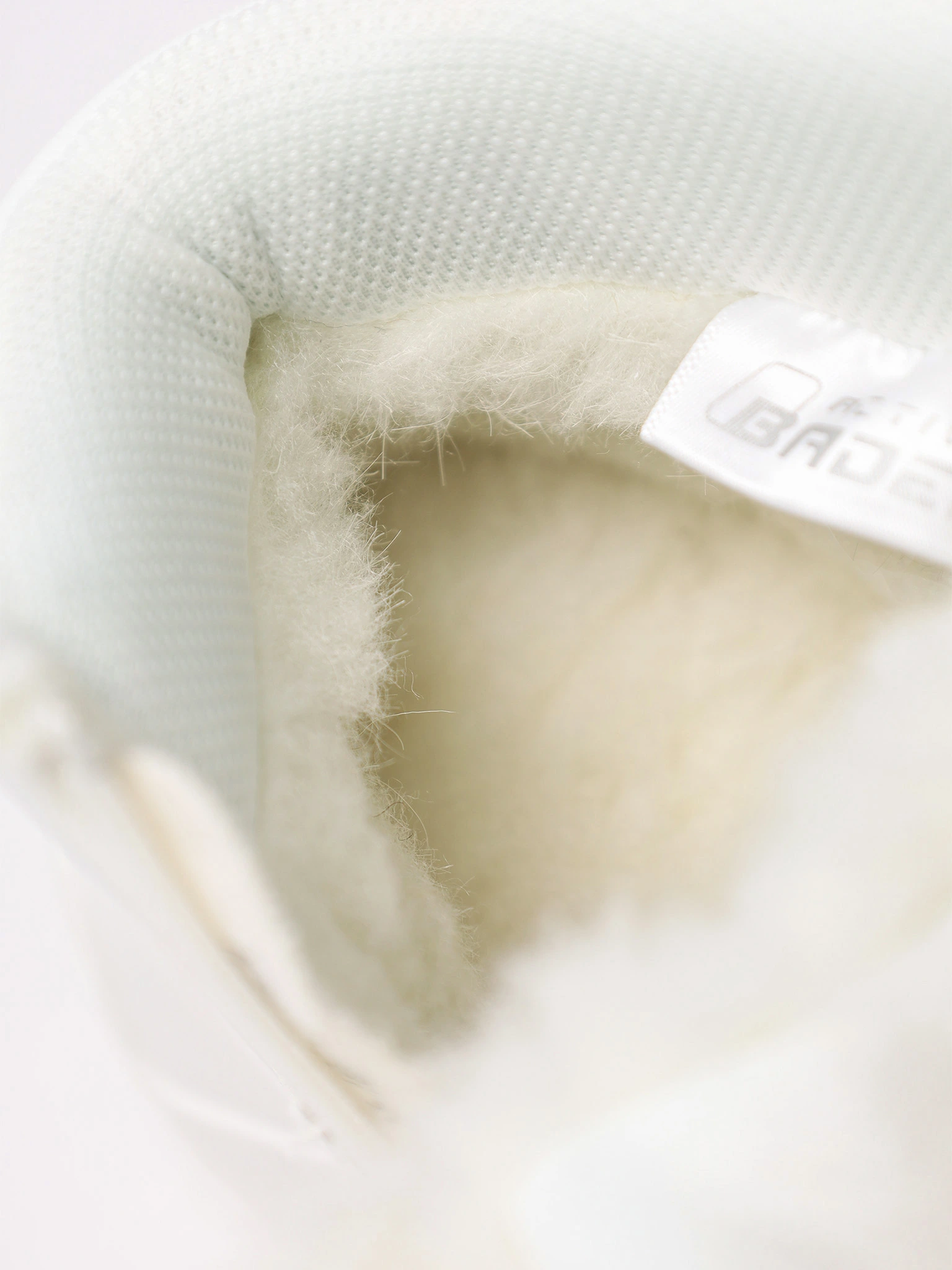 Кроссовки белого цвета на средней объемной подошве